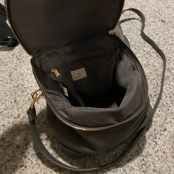 Adjustable & Convertable Shoulder Bag/Backpack - Picture 4 of 4